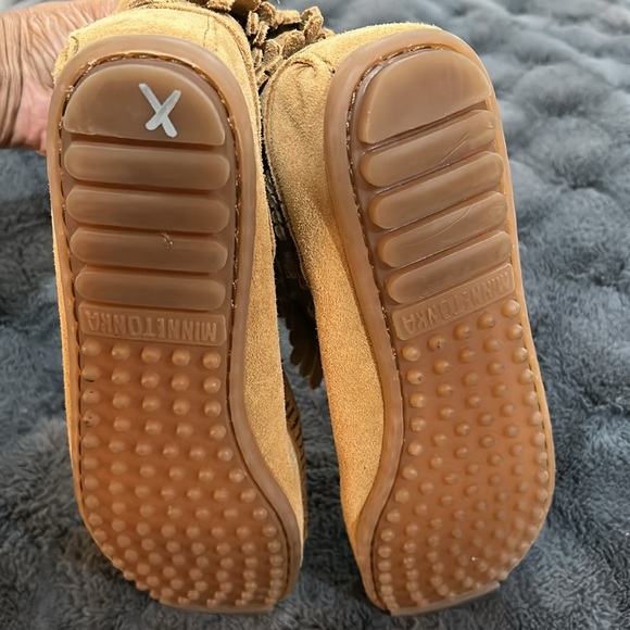 Minnetonka Ladies Tan Fringe Moccasins - Picture 3 of 6